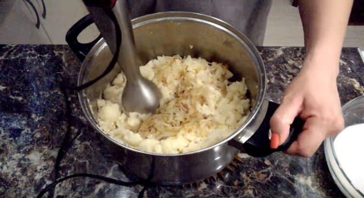Прекъсваме зеленчуците с пасатор.