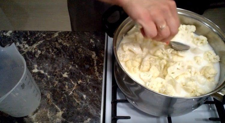 Във вряща смес от мляко и вода разпределете карфиола и гответе.