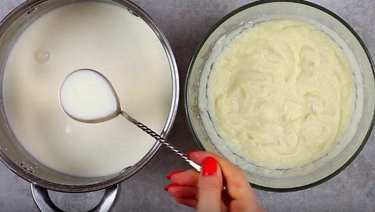 Добавете малко мляко, като коригирате консистенцията на картофеното пюре.