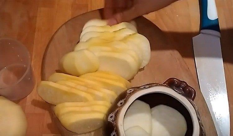 сложете резени ряпа в съд за печене.