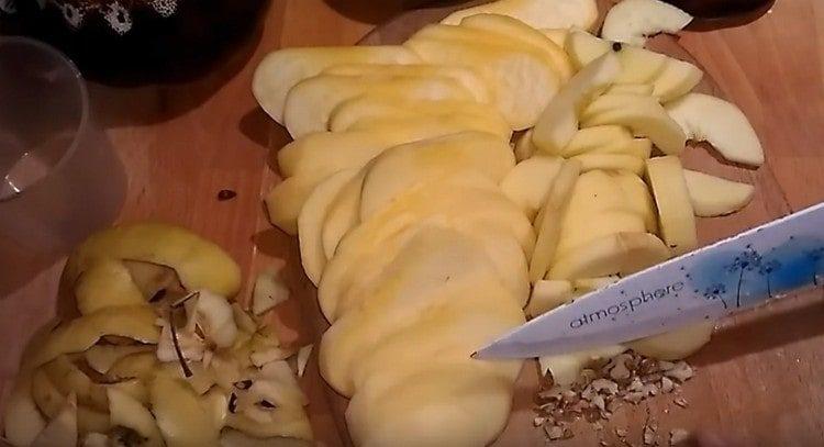 Ситно нарязваме орехите.