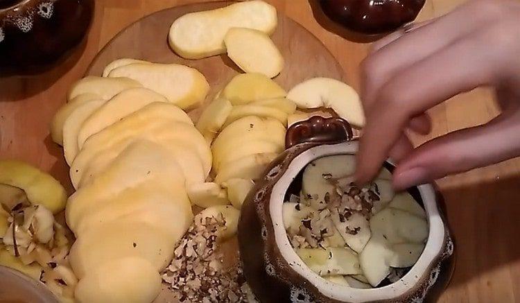 В саксия сложете слоеве ряпа, резенчета ябълка и ядки.