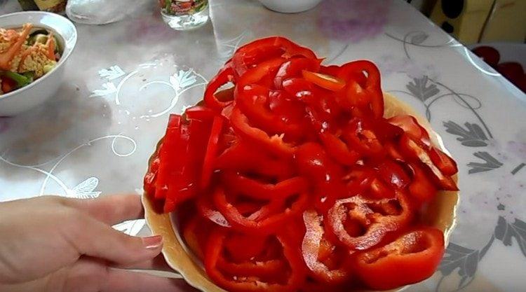 Сладък пипер, нарязан на ивици.