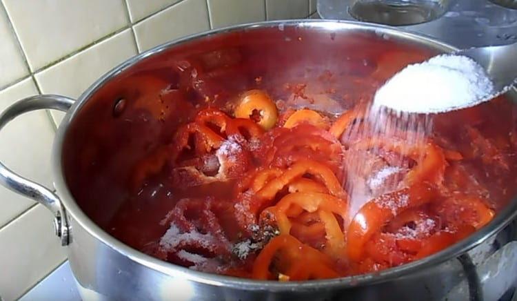 Добавете захарта и солта.
