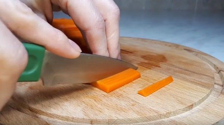 Нарежете морковите на тънки ивици.