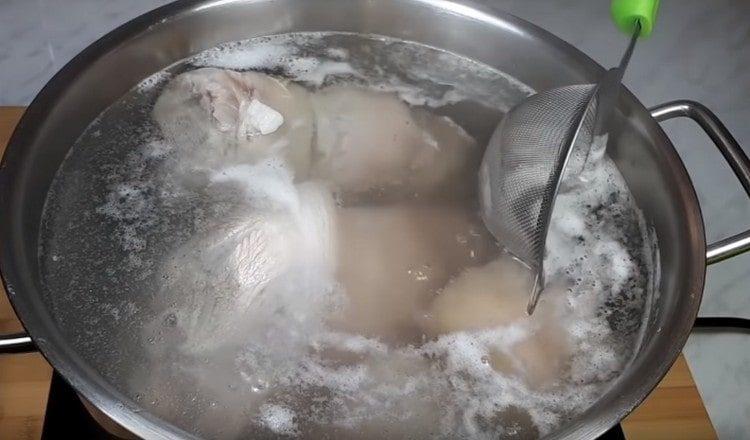 Отстраняваме пяната от втория бульон и я оставяме да ври на минимална топлина.