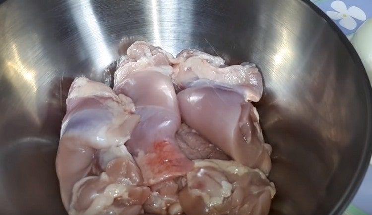 Ще се нуждаем и от пилешки бедра без кожа.