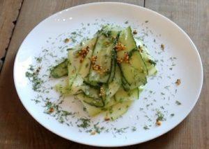 Невероятно вкусна и интересна салата от тиквички и краставици: готвим според рецептата със стъпка по стъпка снимки.