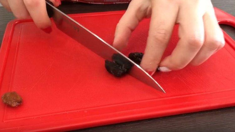 Нарязваме сини сливи.