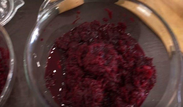 Натрийте цвеклото на фина ренде.