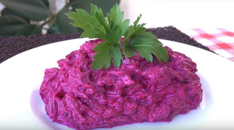 Салата от цвекло с майонеза е готова.