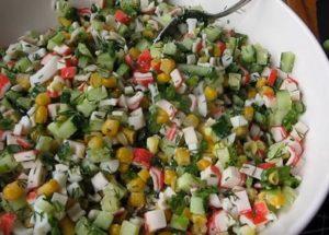 Приготвяме вкусна салата от ракови пръчици, царевица, яйца и краставици по стъпка по стъпка рецепта със снимка.