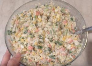 Приготвяме нежна салата с ракови пръчици и ориз по стъпка по стъпка рецепта със снимка.