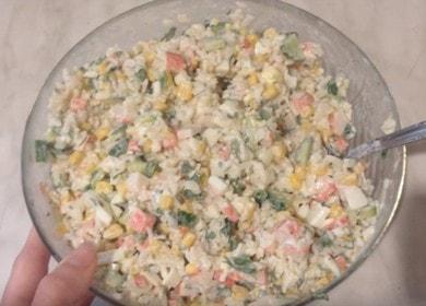 Как да научите как да приготвите вкусна салата с ракови пръчици и ориз 🍚