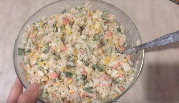 Тук имаме такава вкусна салата с ракови пръчици и ориз.