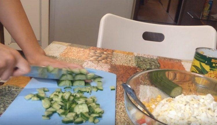 Нарежете краставиците.