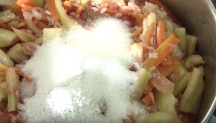 Добавете сол и захар, разбъркайте всичко.