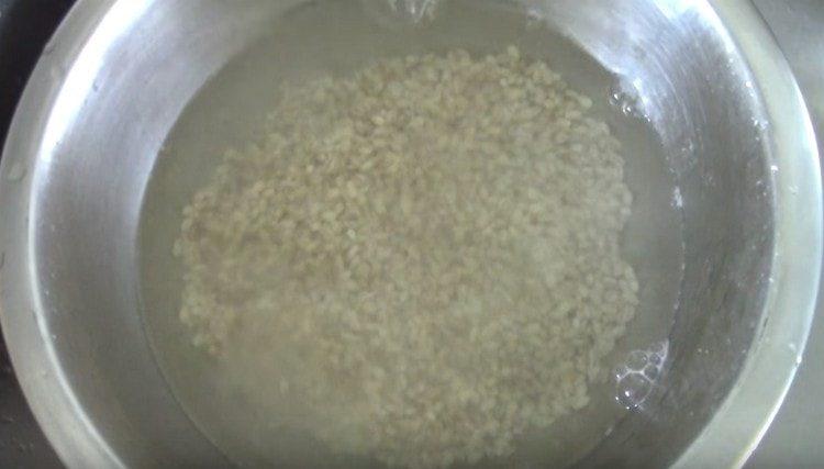 Залейте ечемика с вода и го оставете да стои така