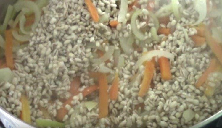 Задушете моркови с лук, добавете към тях перлен ечемик.