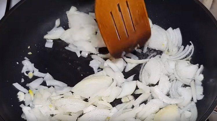 Запържете лука в тиган със захар и сол.
