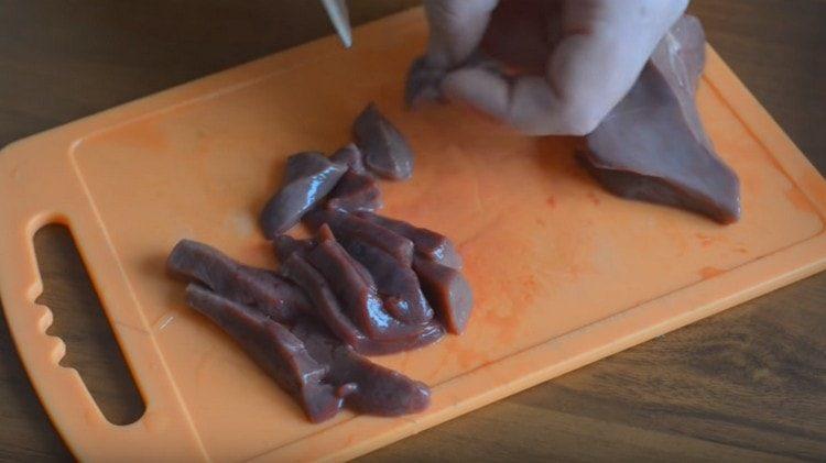 Нарежете черния дроб на тънки филийки.