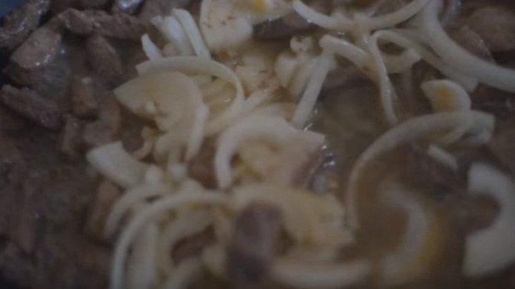 Добавете лука в тигана към черния дроб.