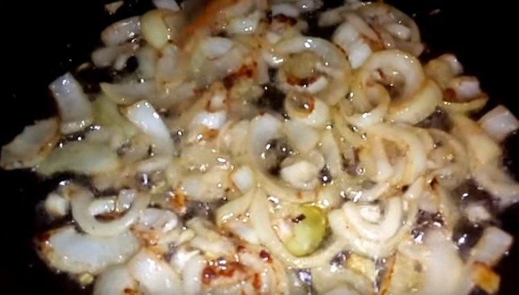 Запържете лука до златисто кафяво.