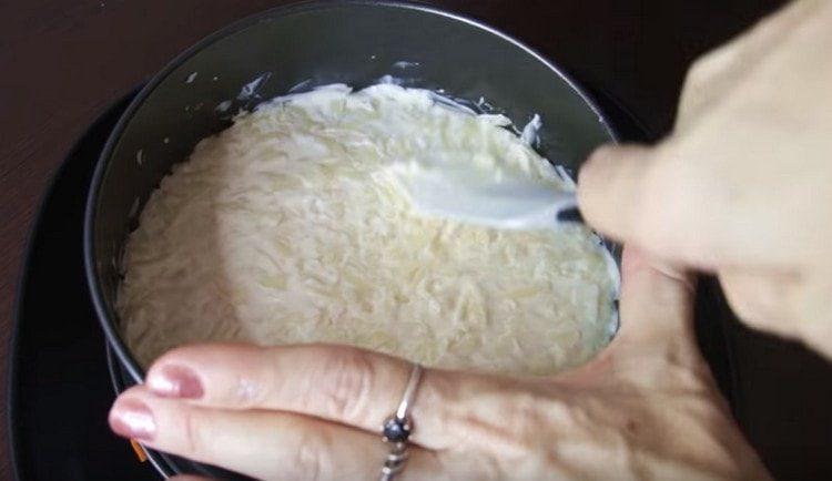 намажете сиренето с майонеза.