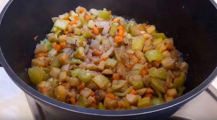 Посолете ястието на вкус.