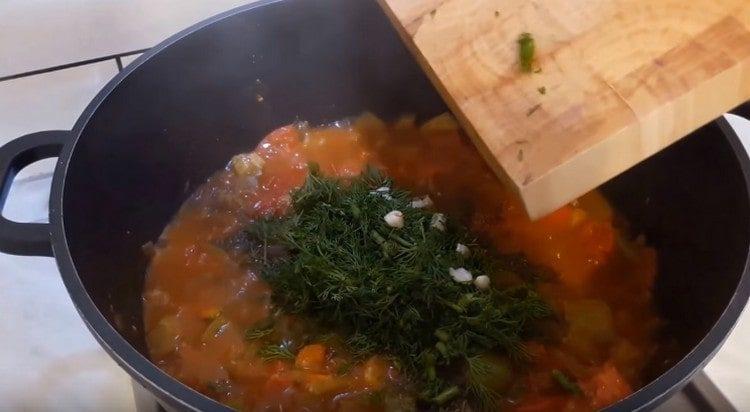 В края добавете провансалски билки, чесън на вкус, нарязан копър.