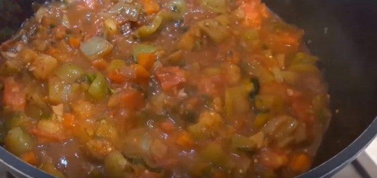 Вкусни сотирани зеленчуци готови.