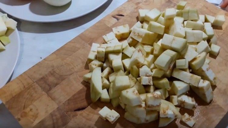 Тиквички и патладжан, както и моркови, нарязани на кубчета.