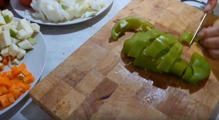 нарязани на кубчета пипер, домати и лук.