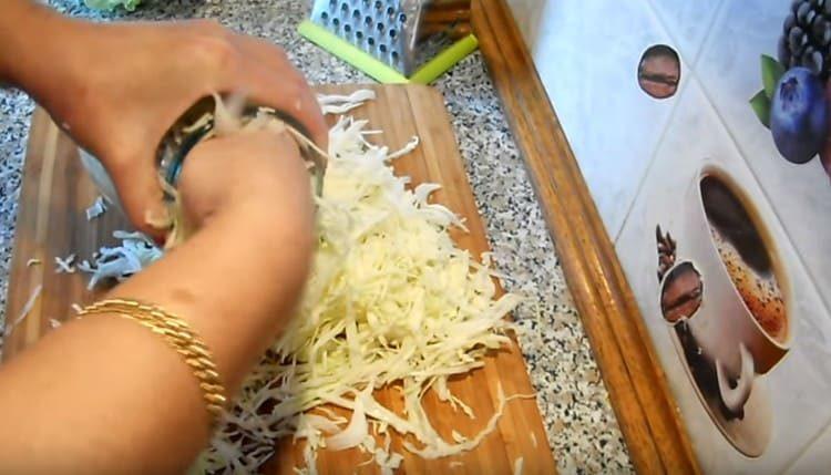 Плътно сложете зеле в буркани.