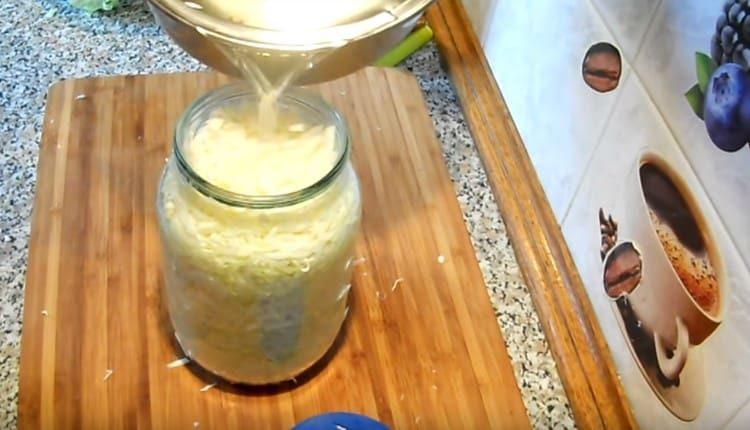 Залейте зелето със саламура.