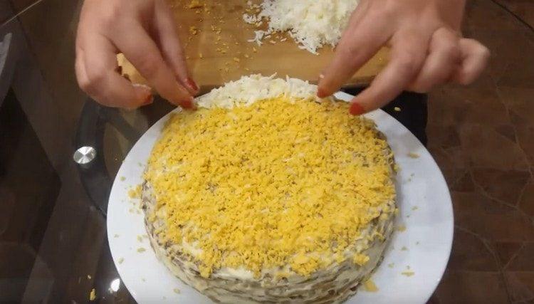 Гарнирайте ястието с настърган яйчен белтък и жълтъци.
