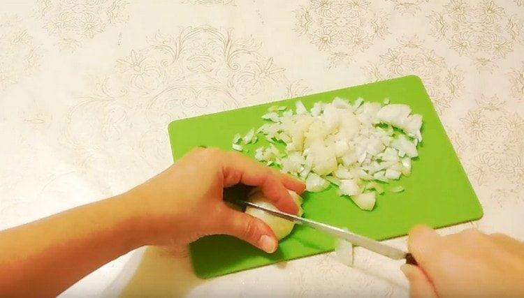 Смелете лука на дъската.