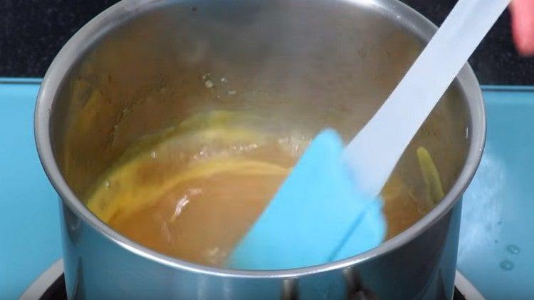 Поради нишестето сосът стана по-гъст.