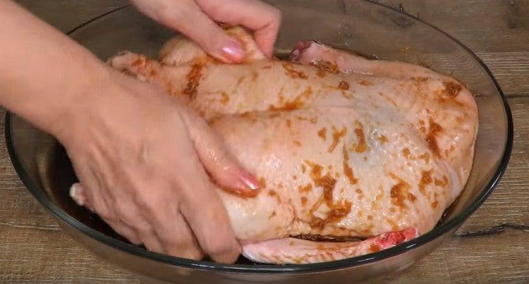 Изсипете маринатата върху трупа и оставете да се маринова за един ден.