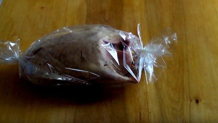 Разстиламе патицата в сладкарски ръкав, връзваме и оставяме да се маринова.