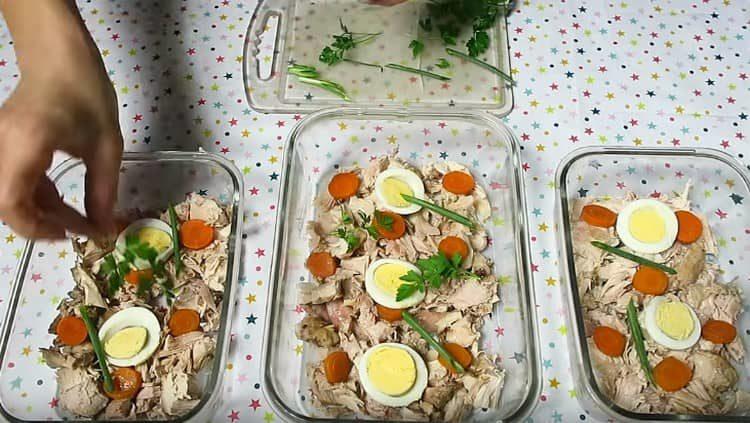За боядисване добавете филийки варени яйца, моркови, зеленина.