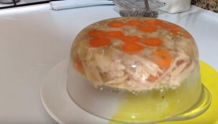 Ето такова красиво и прозрачно желе може да се приготви от пиле без желатин.