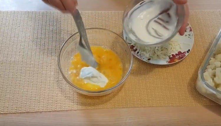 Добавете заквасена сметана към яйчената маса.