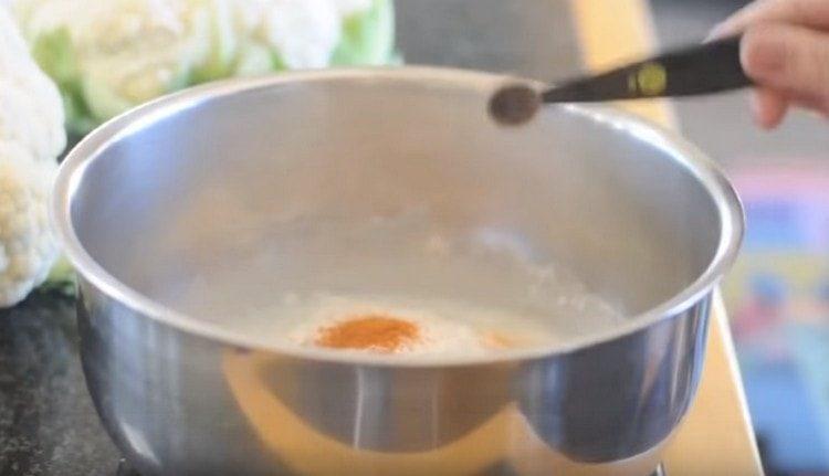 Приготвяме тесто на базата на вода, брашно и подправки.