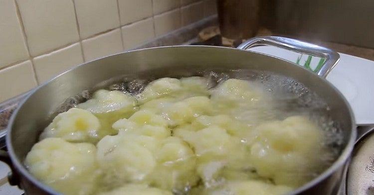 Първо сварете съцветия от карфиол.