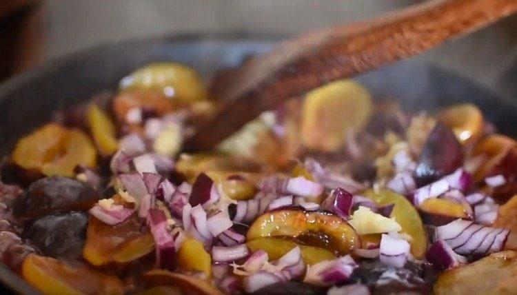 Добавете лука и джинджифила към сливите.