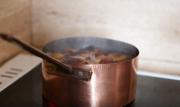 Сливите се корят, слагат се в тиган, добавят се вода и се готви.