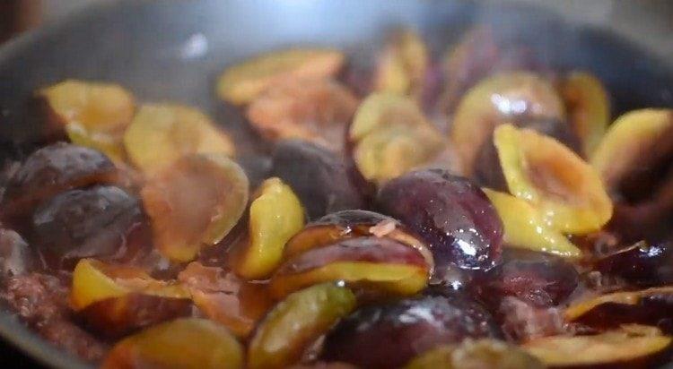 Запържете сливите със захарта.