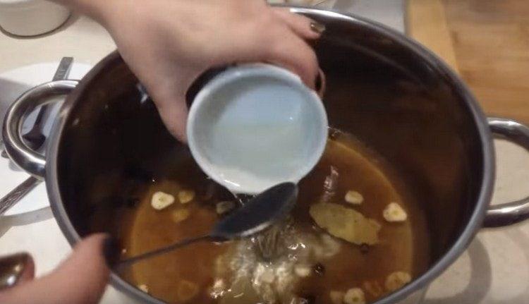 Добавете оцет, растително масло и маринатата кипете.
