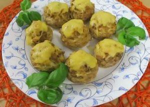 Приготвяме вкусни шампиньони, пълнени с пиле, по стъпка по стъпка рецепта със снимка.